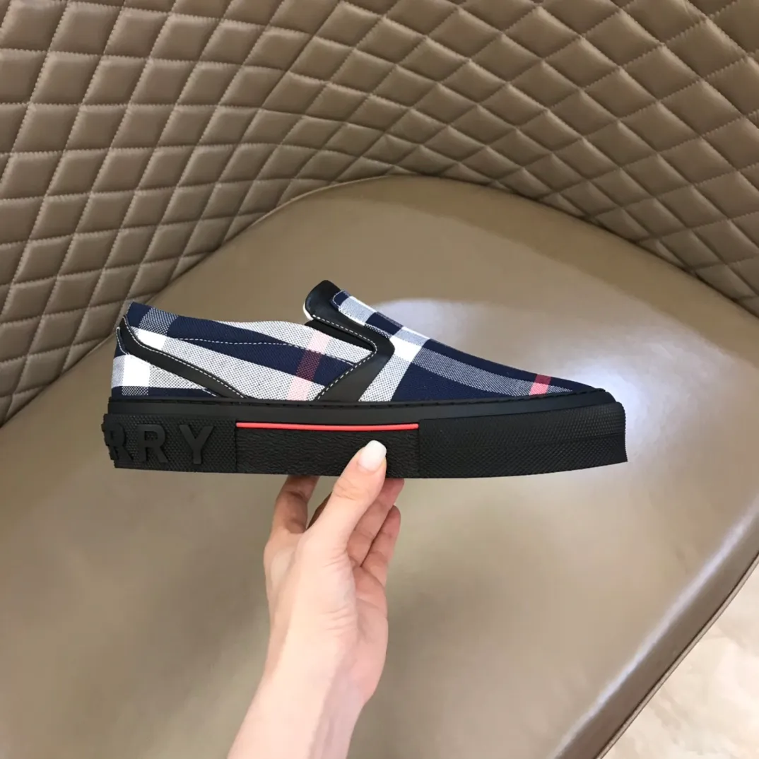 p360 "Burberr*" men's classic low-top sneakers are reinterpreted in Vintage checkered cotton material and decorated with a new brand logo. First-layer sheepskin lining, embossed Burberry logo on the heel, and original TPU outsole! Size: 38-44